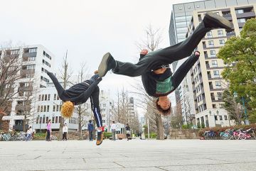 为模仿游戏里的“后空翻躲激光”，日本玩家努力10多年成为了世界冠军