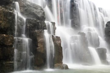 汤姆猫提问：小伙伴们知道瀑布是怎么形成的吗？