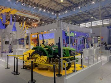 ChinaJoy完美收官！美女和拖拉机果然更配哦~