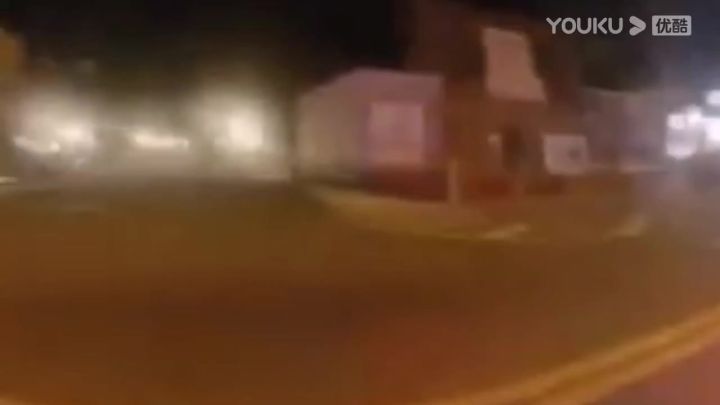 美国17岁少年用气枪指警察被射杀截图