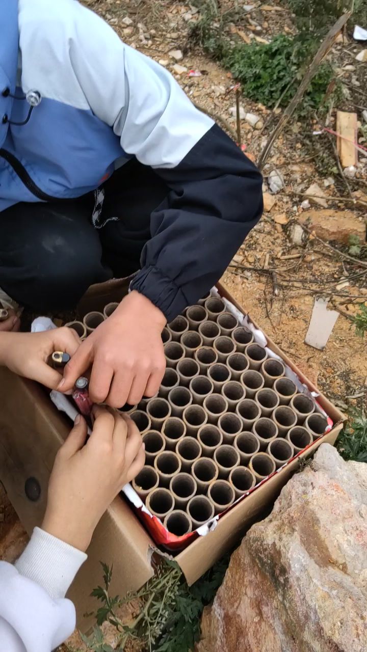 云南小伙放鞭炮截图