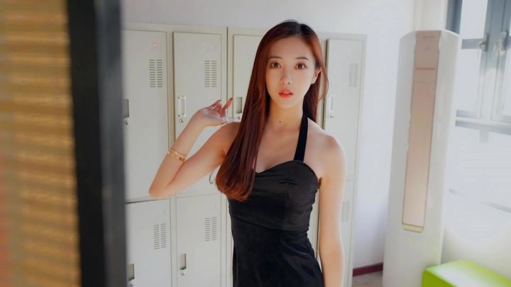 小宝，你能帮帮我吗？我头发不小心被拉链卡住了。截图