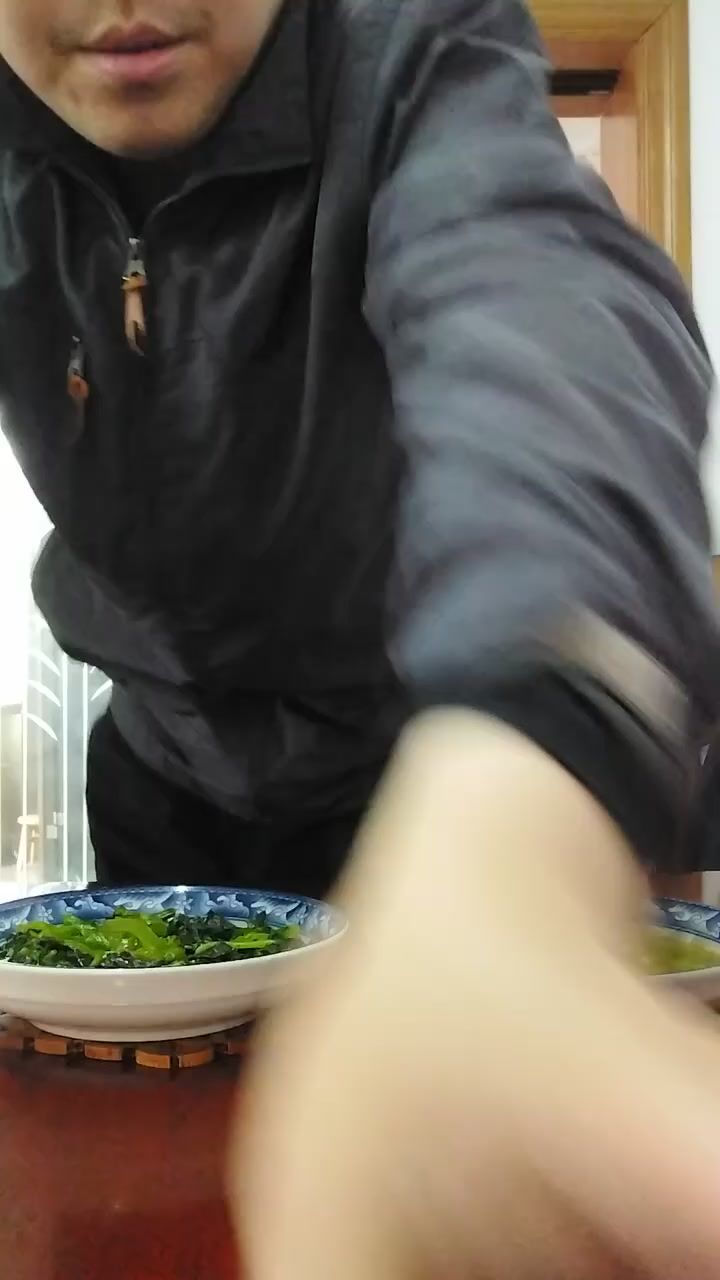 绅士神坡农二晚餐时间吃一只鸡妈妈常熟买的鸡真香啊喝下鸡汤尝下截图