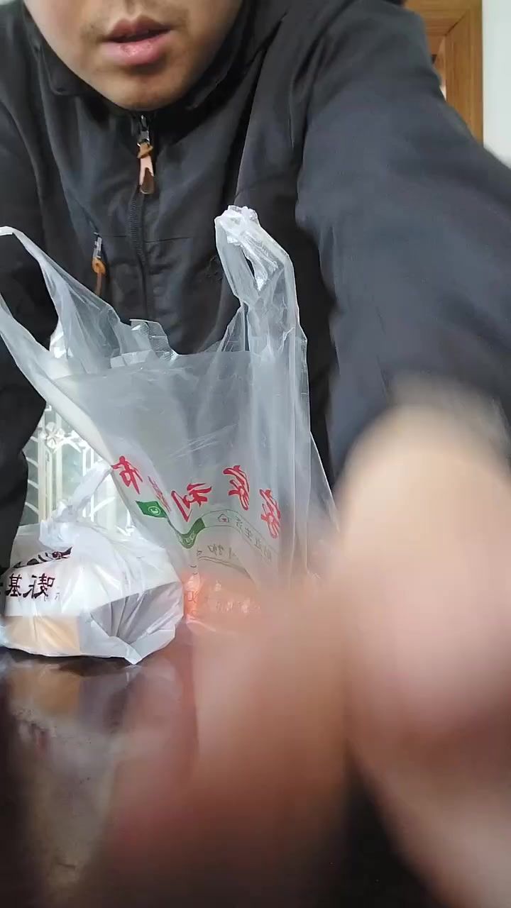 神坡农二的午餐时间今天爸爸特意开车给我去汉堡店买汉堡和薯条截图
