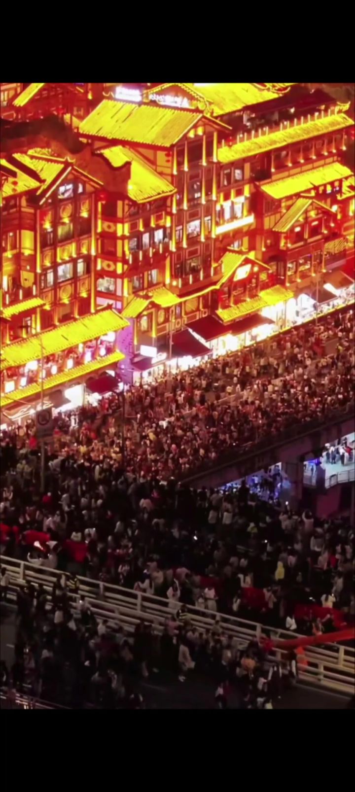 重庆洪崖洞惊现人海！五一出去玩不如在家打游戏截图