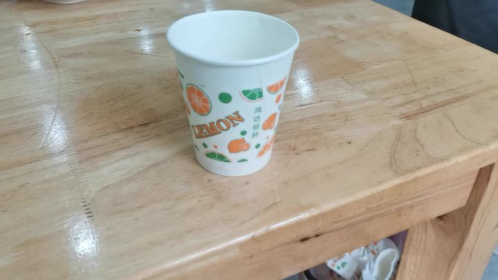 悠闲的拿着早餐回店截图