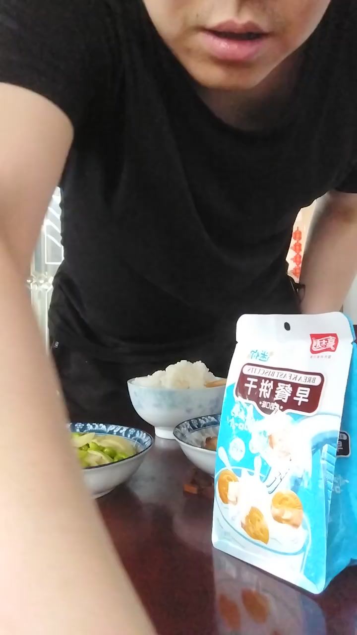 神坡农二的午餐时间今天吃4个烤鸡腿炸鸡菱白蔬菜一瓶芬达饮料截图