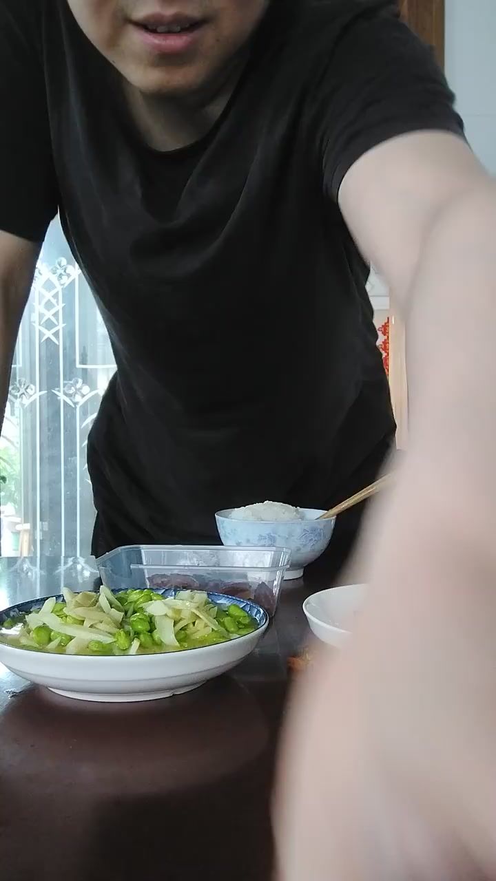神坡农二的午餐时间今天吃香辣牛肉菱白蔬菜和一瓶芬达饮料农二截图