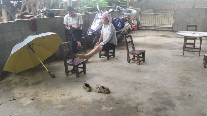 老人在家一天无力,无忧无虑。截图