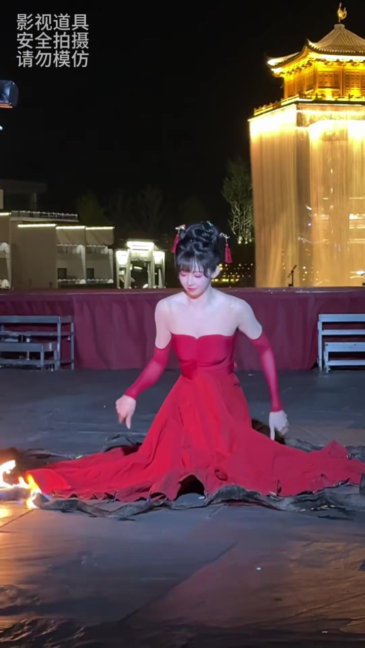 这个怎么感觉也像游戏里面的一个裙子截图