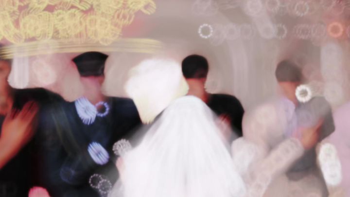 洁白的婚纱手捧着鲜花美丽的像童话截图