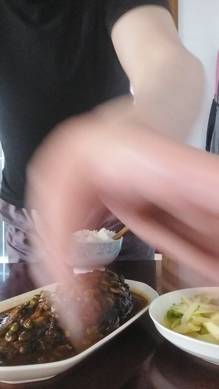 农村小伙神坡农二今天晚餐吃动画猫和老鼠汤姆喜欢的招牌菜红烧鱼截图