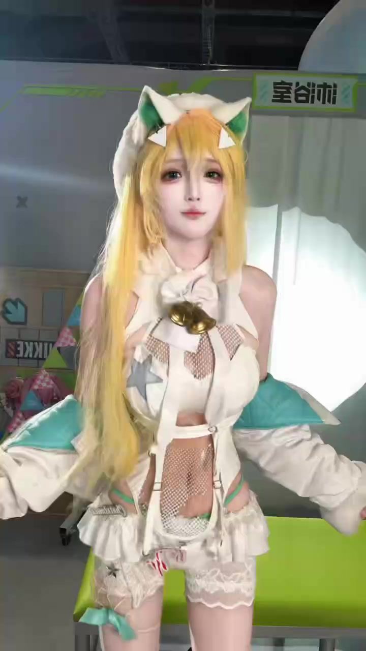 指挥官大人，你喜欢的妮姬都被我抓来啦截图