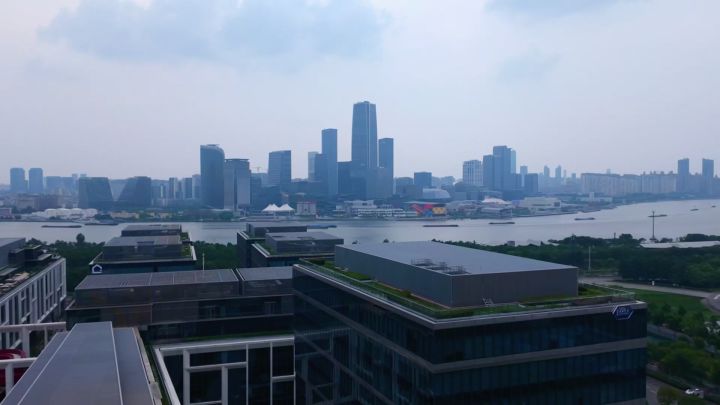 7月19日下午三点，锁定抖音直播间，黎明飞驰送真车截图