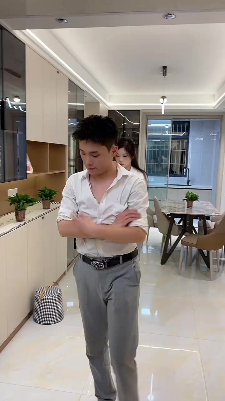 张小强跟别的女的在一起的。视频截图