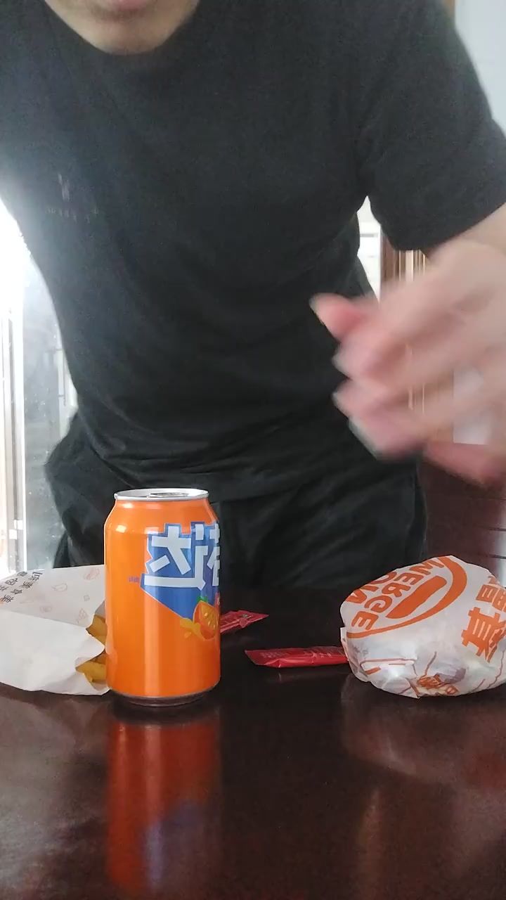 神坡农二的美食之旅今天吃欧曼基啦汉堡薯条美味可口还有番茄酱截图