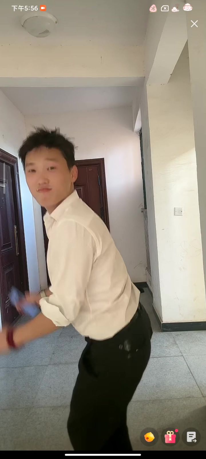 强总跳小野猫啦。截图