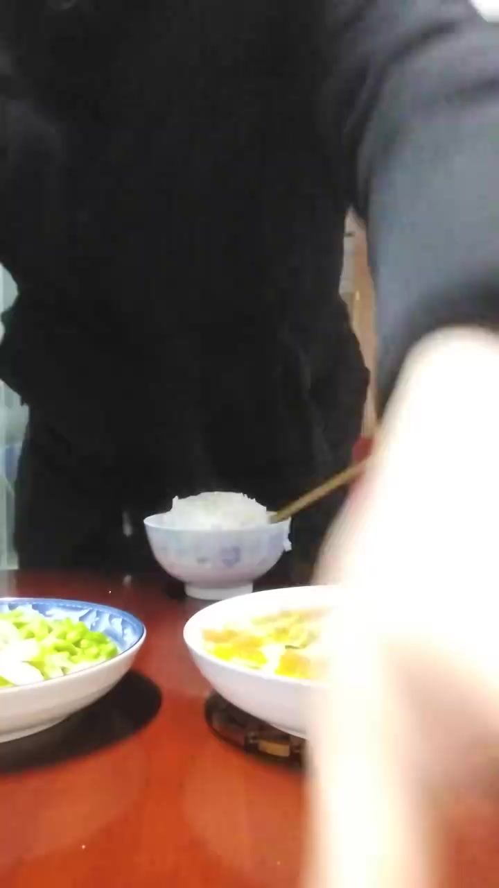 神坡农二啃老吃晚饭不料被村里人议论农二的美食之旅截图