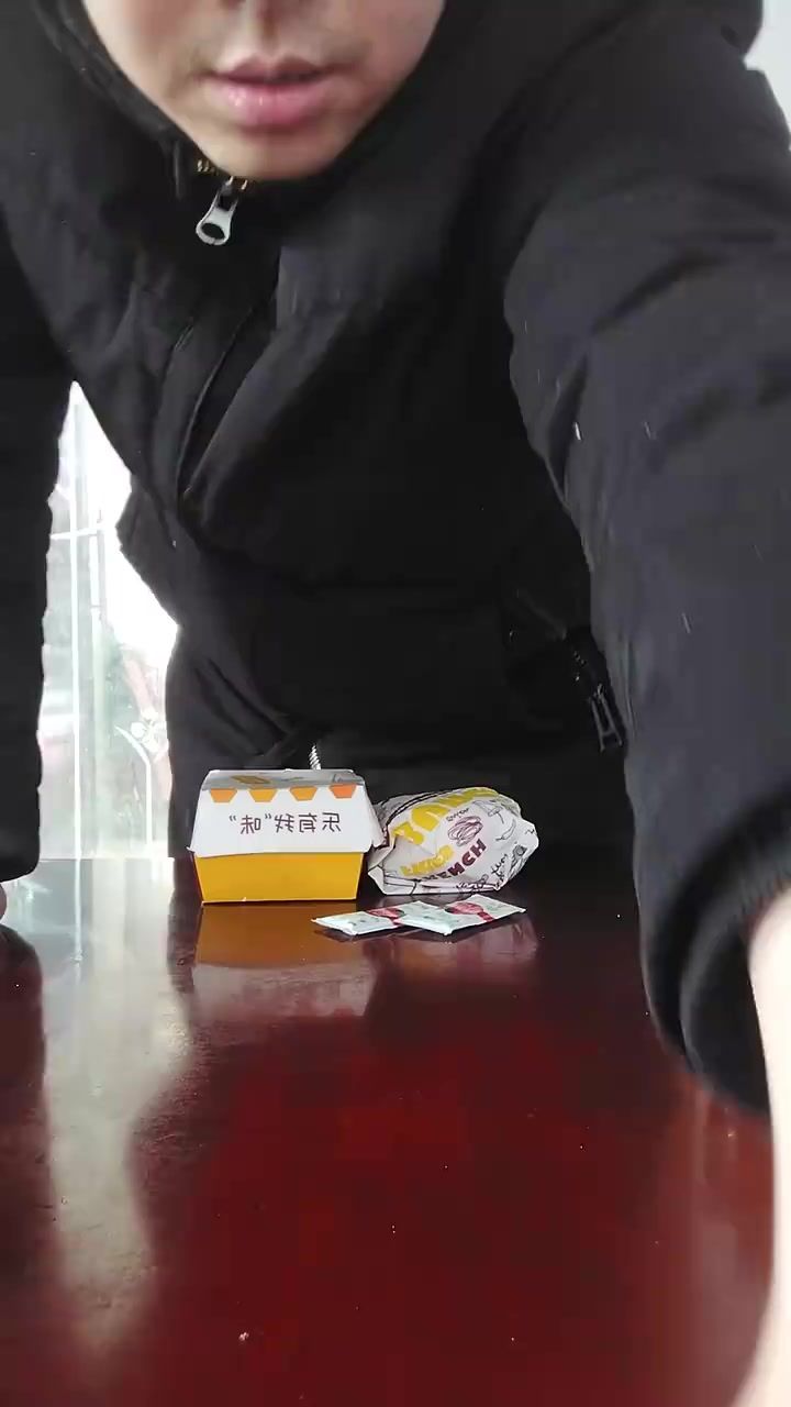 神坡农二的美食之旅今天父亲开车给我买午饭午餐吃华莱士汉堡薯条截图