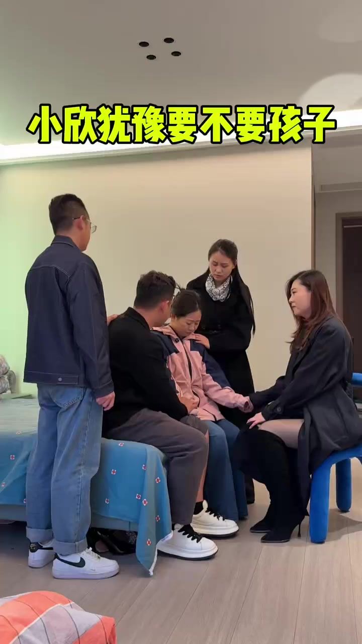 小伟受伤以后,小欣怀疑自己到底该不该留下孩子截图