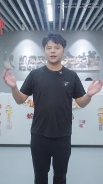 和小孩曾卓君一起，探班全明星觉醒研发