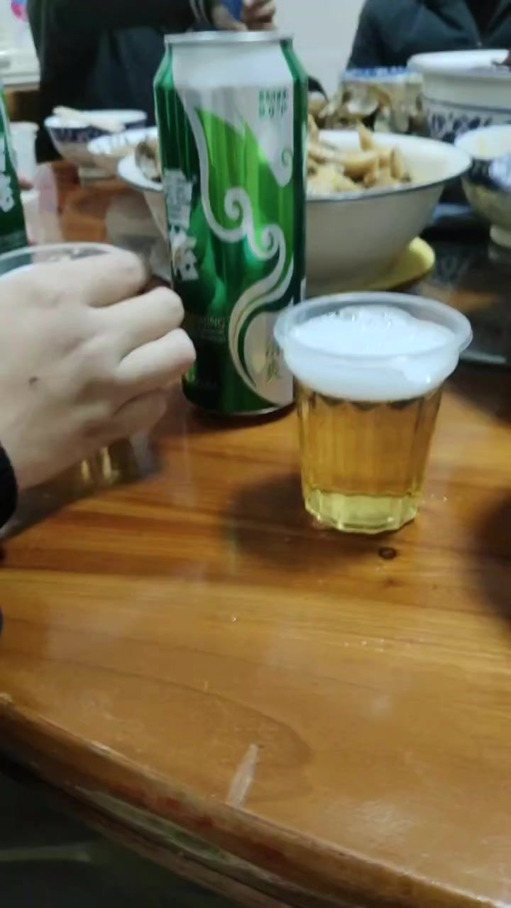 新年快乐喝一杯啤酒截图