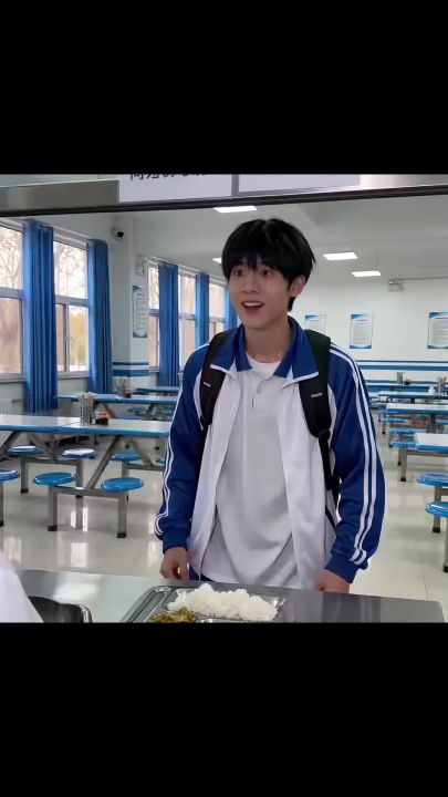 不同玩家去食堂的待遇截图