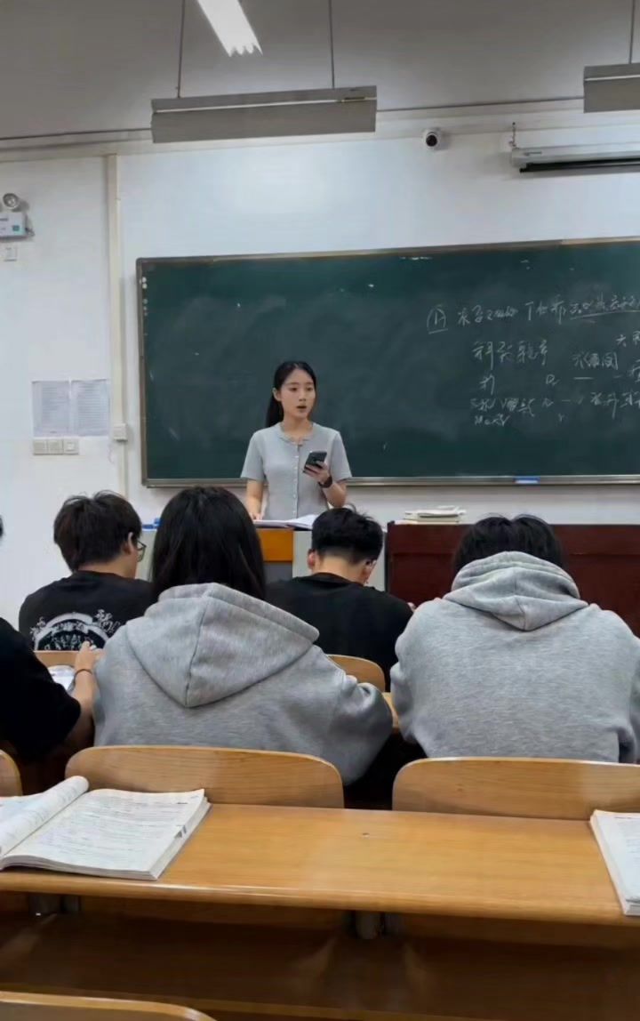 放一个爱丽丝在这里,大家不许偷截图