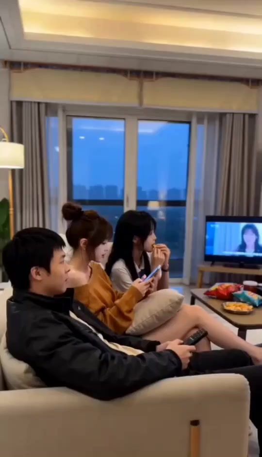 神坡农二自制AI视频农二和各种好看的小姐姐萌妹子美女小仙女截图