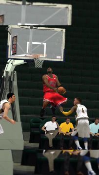 史上最暴力扣篮，隔扣詹姆