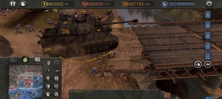 先用火箭弹帮队友虎王清理一下杂兵截图