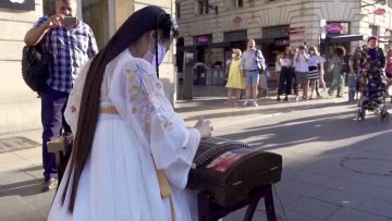 【今日礼包】《新射雕群侠传》火到国外？古风少女巴黎街头遭围观