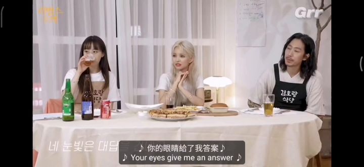 这年头怎么哪都有刀，努力扬起嘴角却笑不出来的样子截图