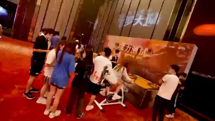 你们在骂ch 别人忙着开庆功宴,数钱呢截图