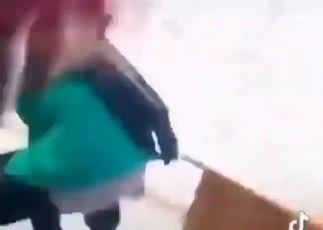 剪头发的时候喷点水截图