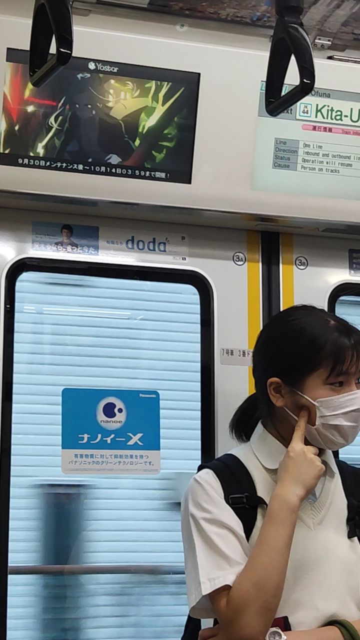 电车上看到凯尔希,赶紧拍下来可惜没拍到变身M3截图