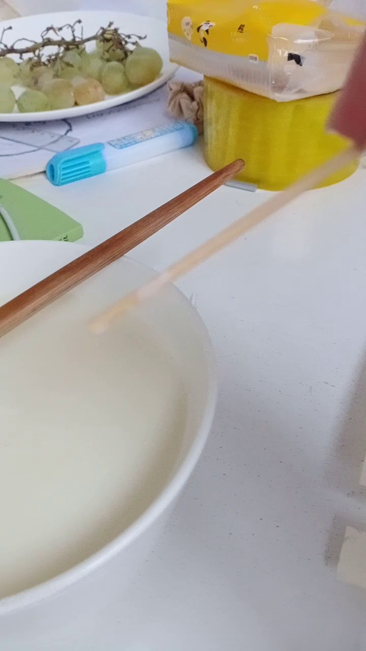 给一只快要被冻死的螳螂喂牛奶截图