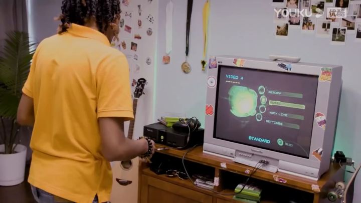 Z世代青年面对初代Xbox的反应截图