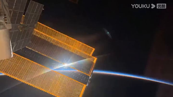 【3DM游戏网】空间站环视地球一周景象截图
