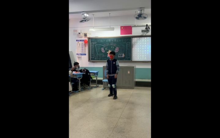【尴尬向】当你在元旦联欢会上表演射击游戏里的身法    (゜ロ゜)截图