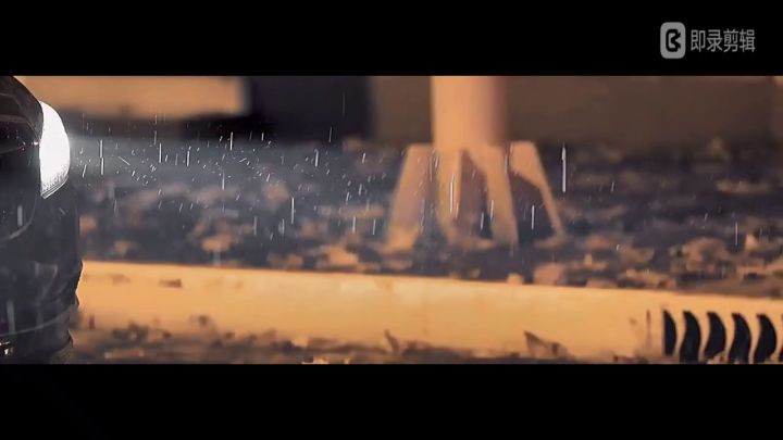 "你看清是谁杀了你吗 "？"没有，他们站在道德的高点在圣光下我看不清他们的脸 "截图