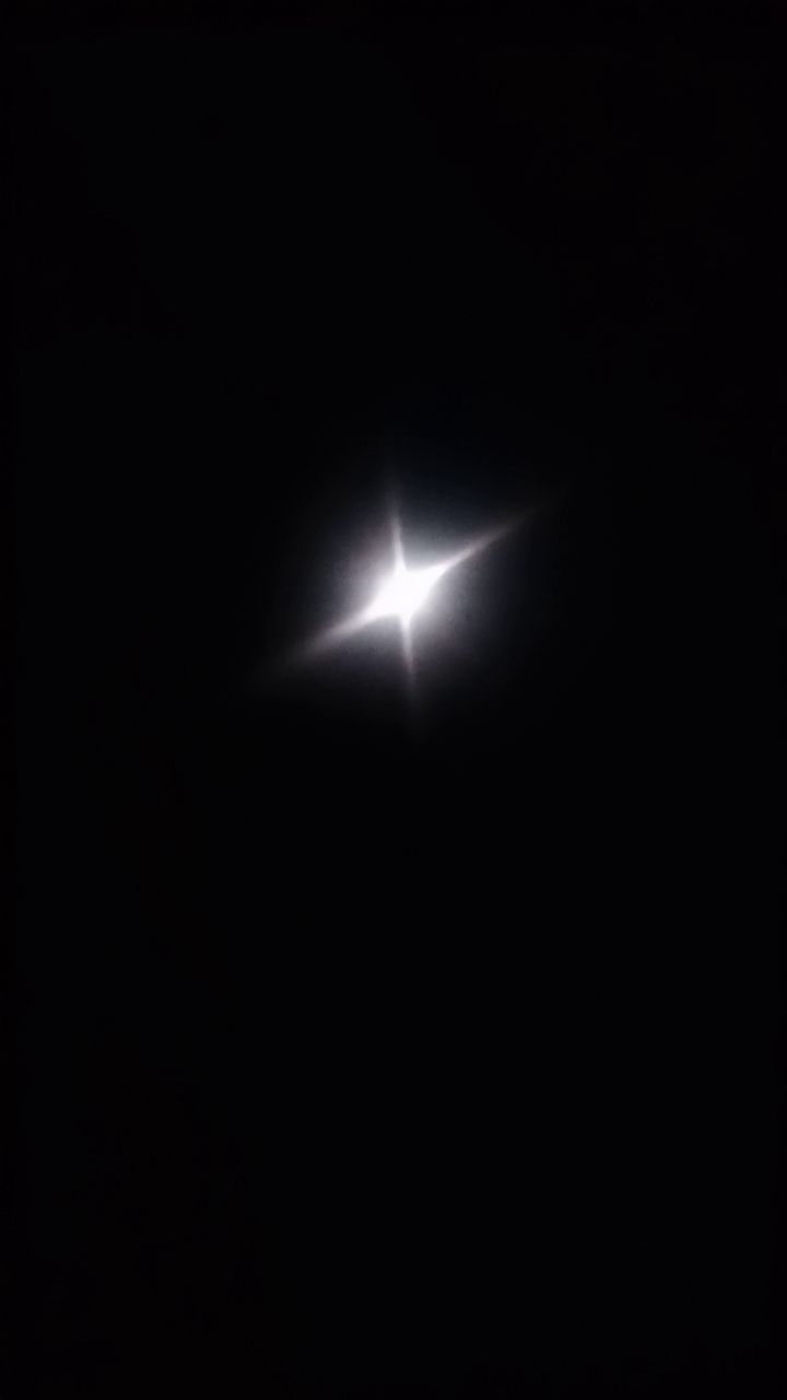 晚上12:40的月亮在天空正中央截图