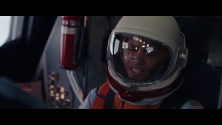 电影《月球陨落(Moonfall)》片段截图