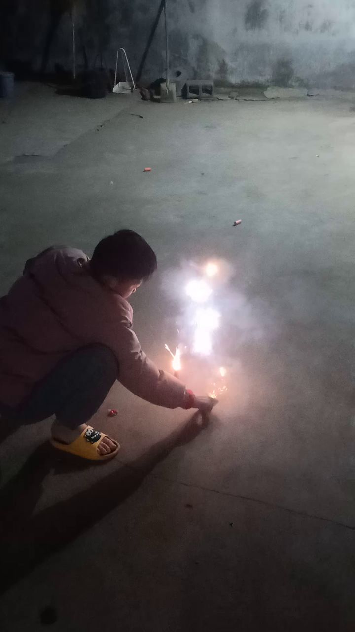 放个烟花真不错，放花的是我弟。截图