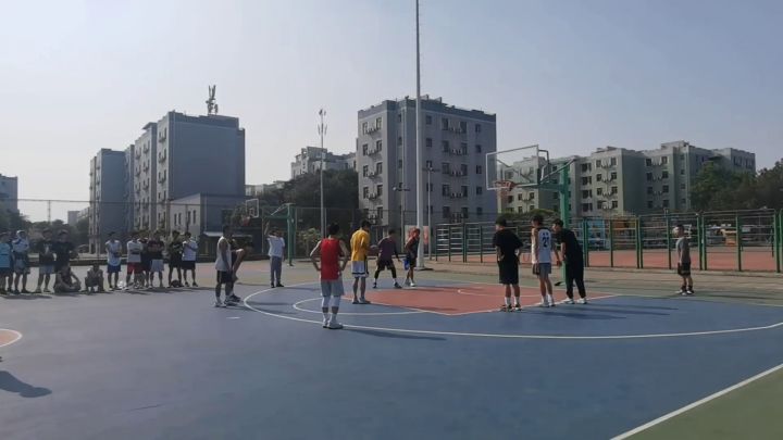 随随便便更个篮球的视频,篮球场上流汗的时候才是自己的时刻截图