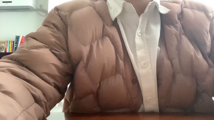 今天有点凉,穿个羽绒服截图