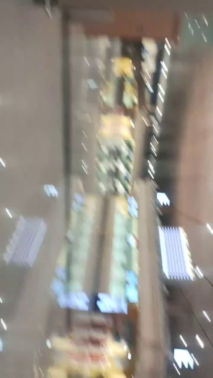 哈尔滨机场,三个陌生人撸串。截图