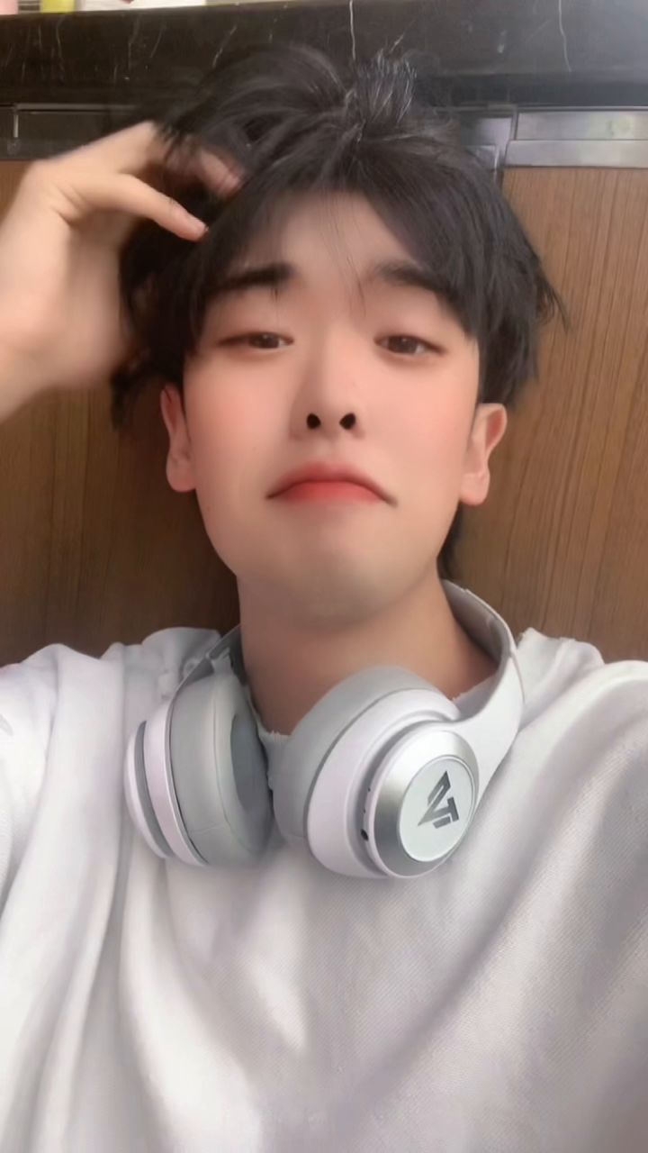 我=混九颜值担当截图