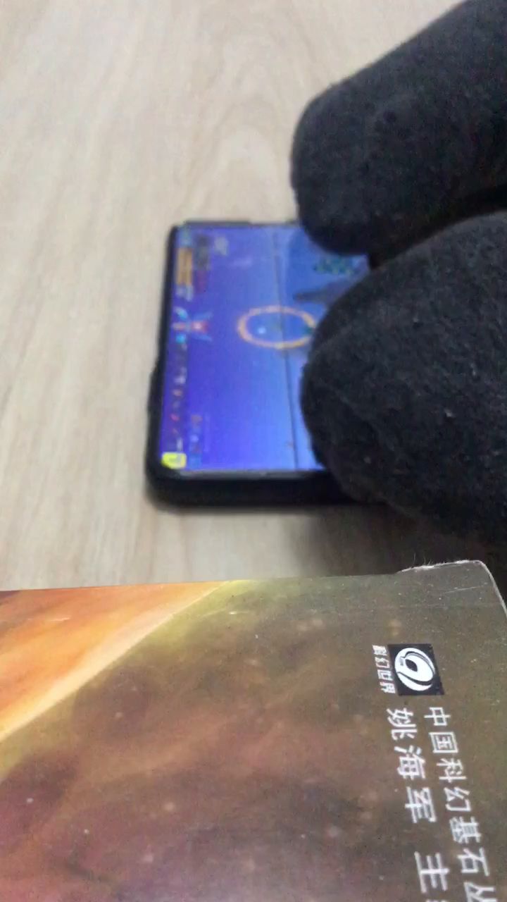 听说国服终于要更了,用脚杀个光女助助兴。截图