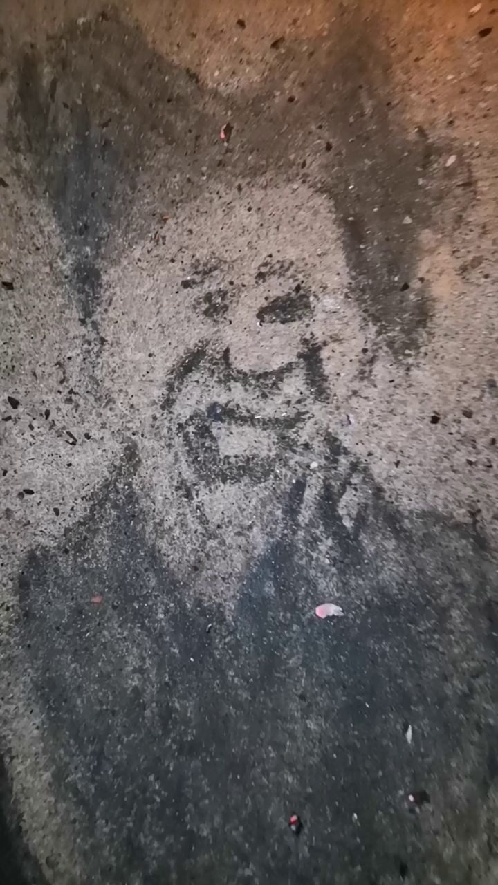 在中秋节用木炭画的坤坤截图